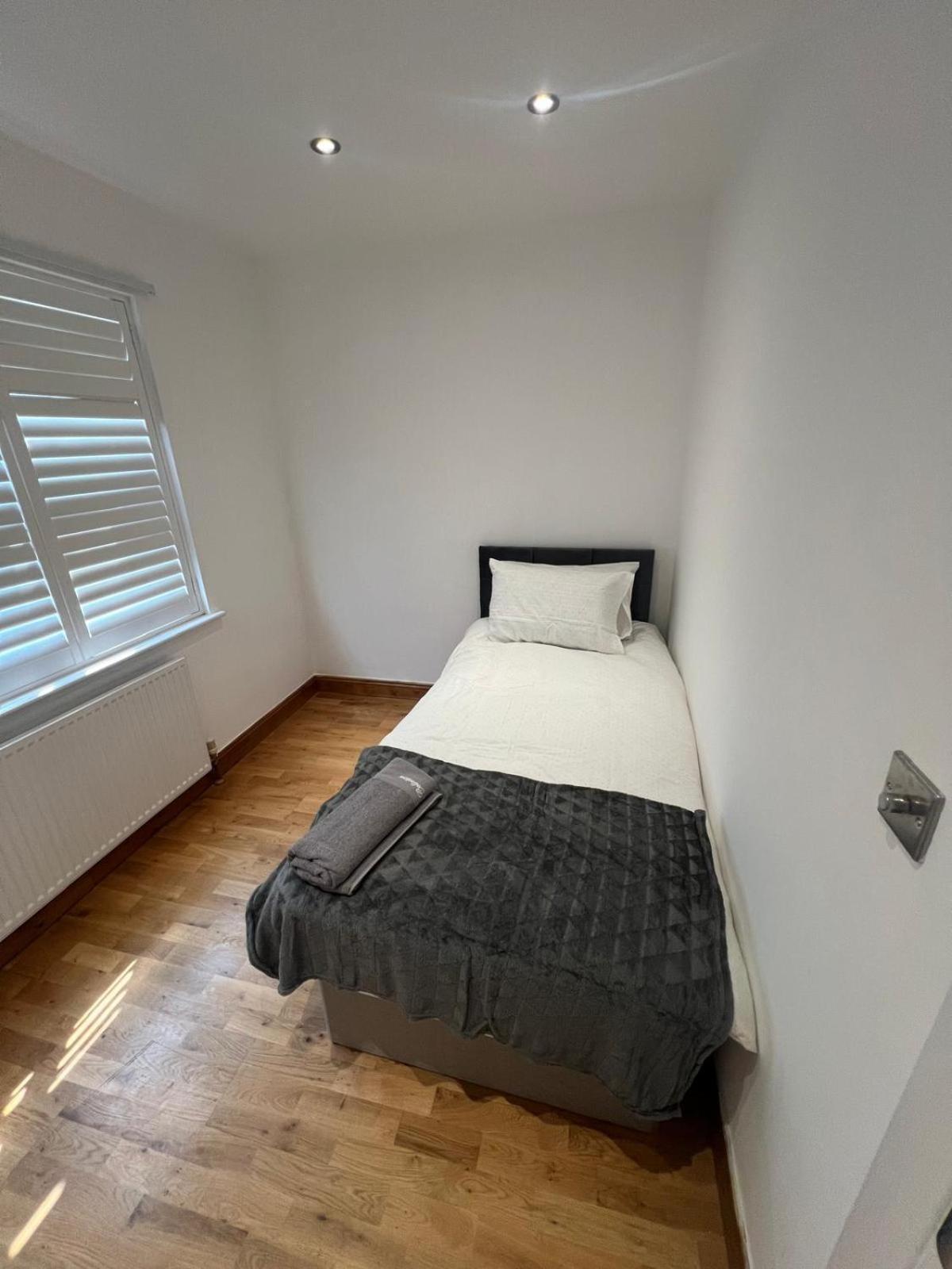 Good Priced Single Rooms In Northolt Northolt  Exterior photo