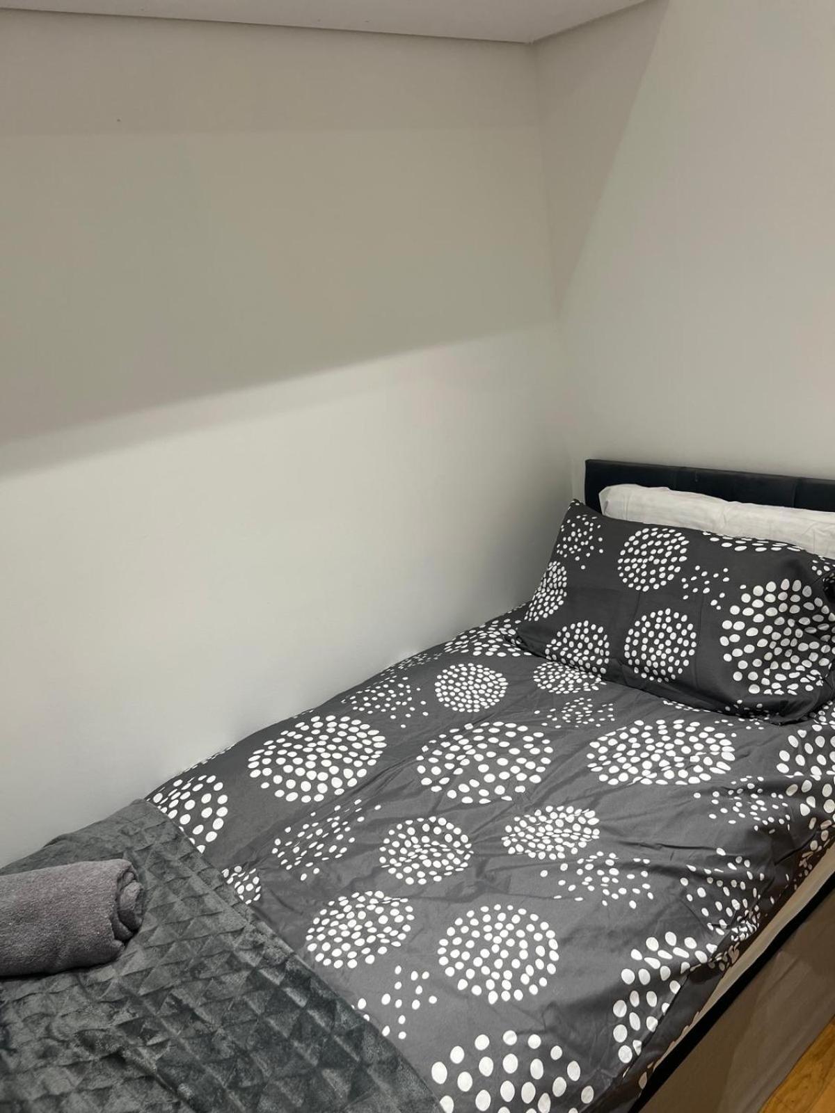 Good Priced Single Rooms In Northolt Northolt  Exterior photo