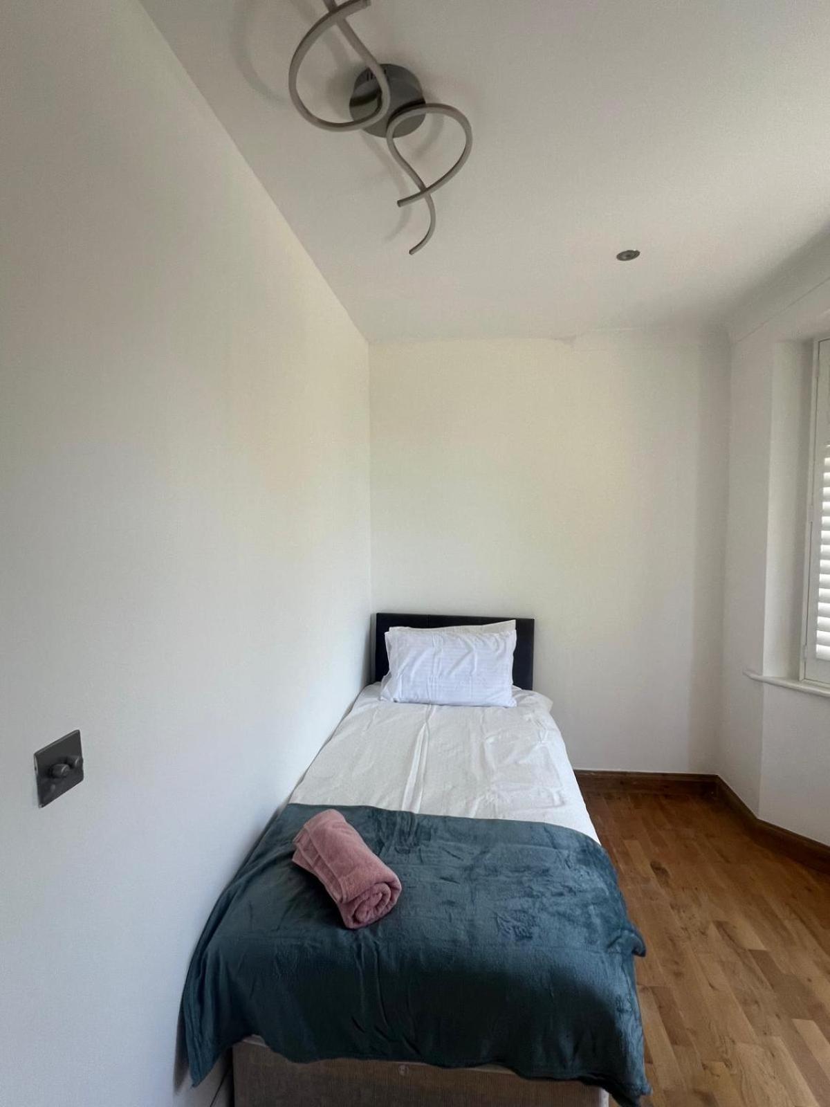 Good Priced Single Rooms In Northolt Northolt  Exterior photo