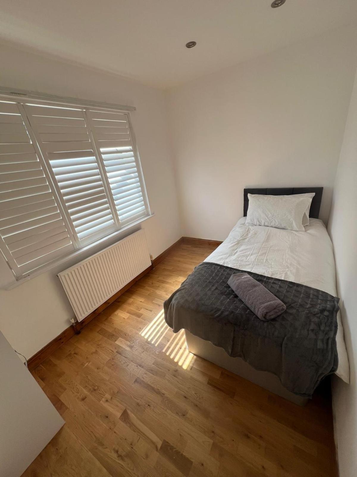 Good Priced Single Rooms In Northolt Northolt  Exterior photo